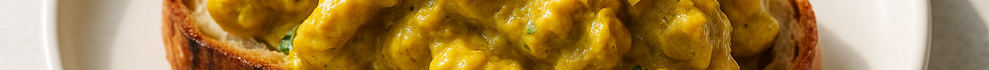 Toast Exotique Poulet au Curry et Mangue Fraîche