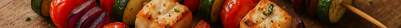 Brochettes de poisson et de légumes grillés
