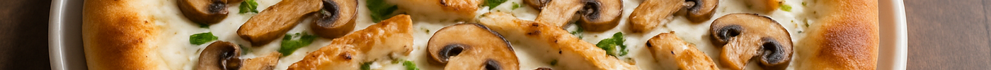 Pizza blanche au poulet, champignons et crème fraîche