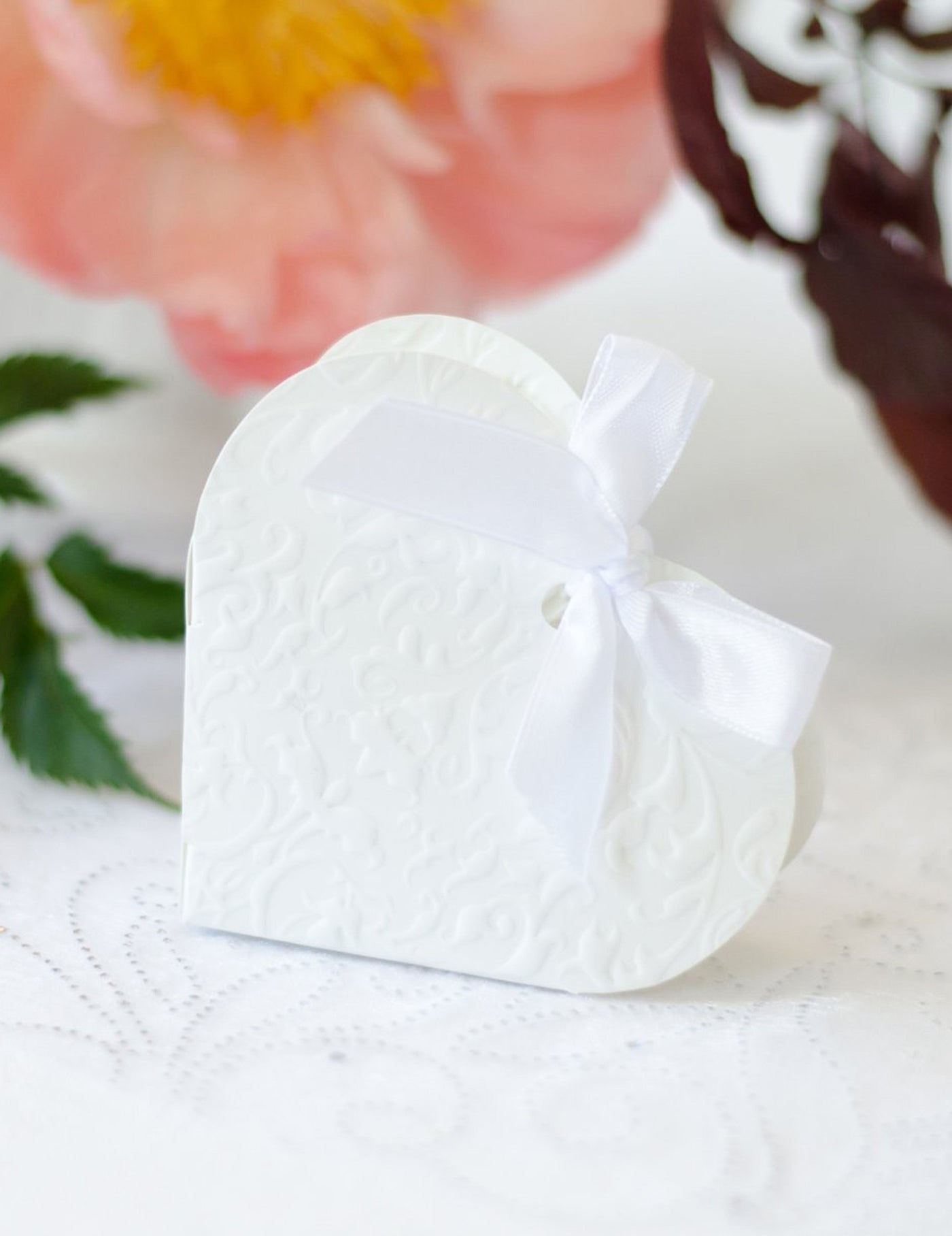 10 boites à dragées en carton c?ur blanc 10 x 9 x 3 cm avec arabesques