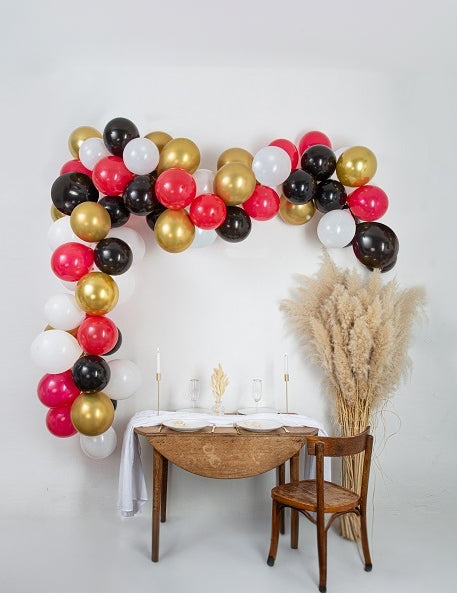 Kit arche de 60 ballons rouges, noirs, or et blanc pour anniversaire