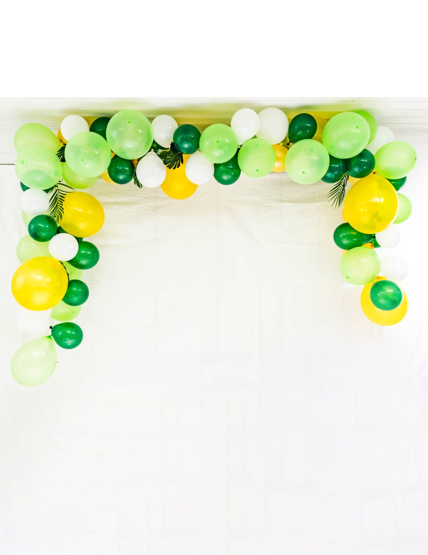 Kit arche de 70 ballons tropicale et feuilles jungle