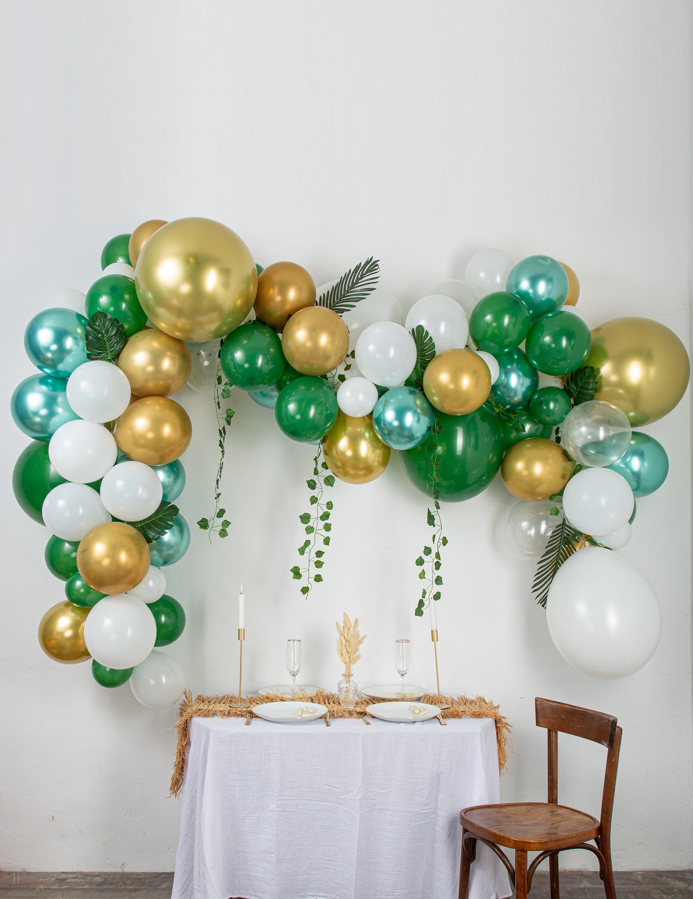 Kit arche de 86 ballons tropicale avec lierre, palmier et monstera pour décoration chic