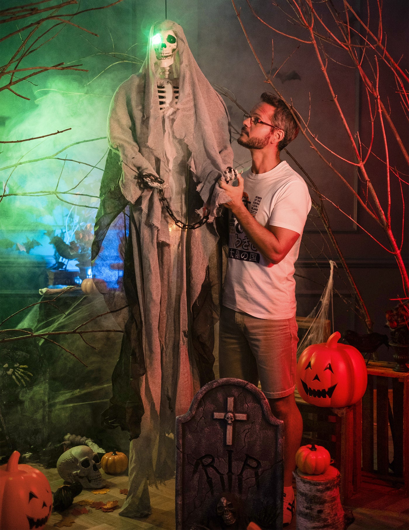 Squelette gris lumineux à suspendre Halloween 180 cm