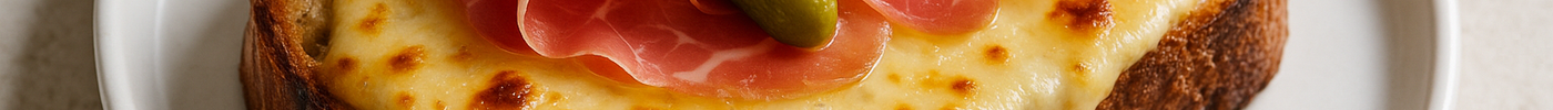Toasts au fromage à raclette, jambon cru et cornichons