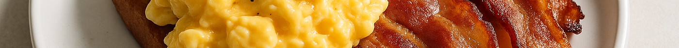 Toast aux Œufs Brouillés et Bacon