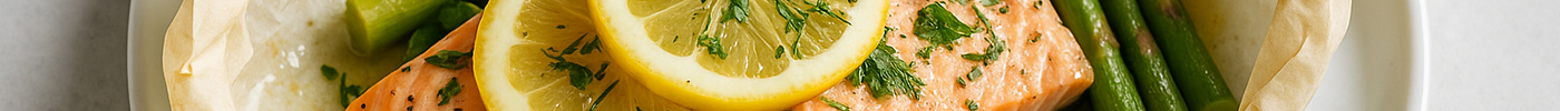 Saumon en papillote au citron, herbes et asperges