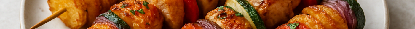 Brochettes croustillantes de pommes de terre, poulet grillé et légumes
