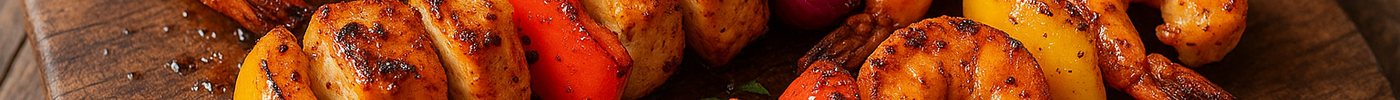 Brochettes de poulet et de crevettes épicées, avec poivrons et oignons