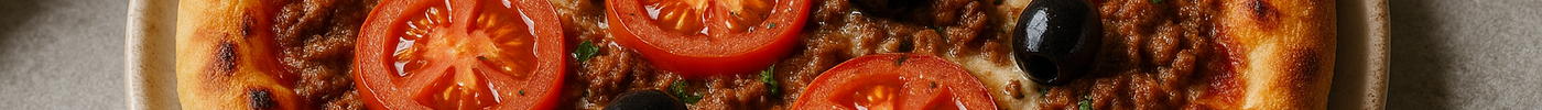 Pizza à la viande hachée, tomates et olives