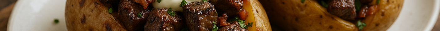 Pommes de Terre au Four Garnies de Bouchées de Steak