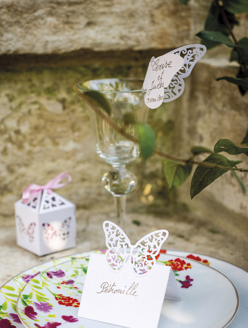 10 marque-places papillons dentelles blancs 10 x 6,5 cm en papier nacré