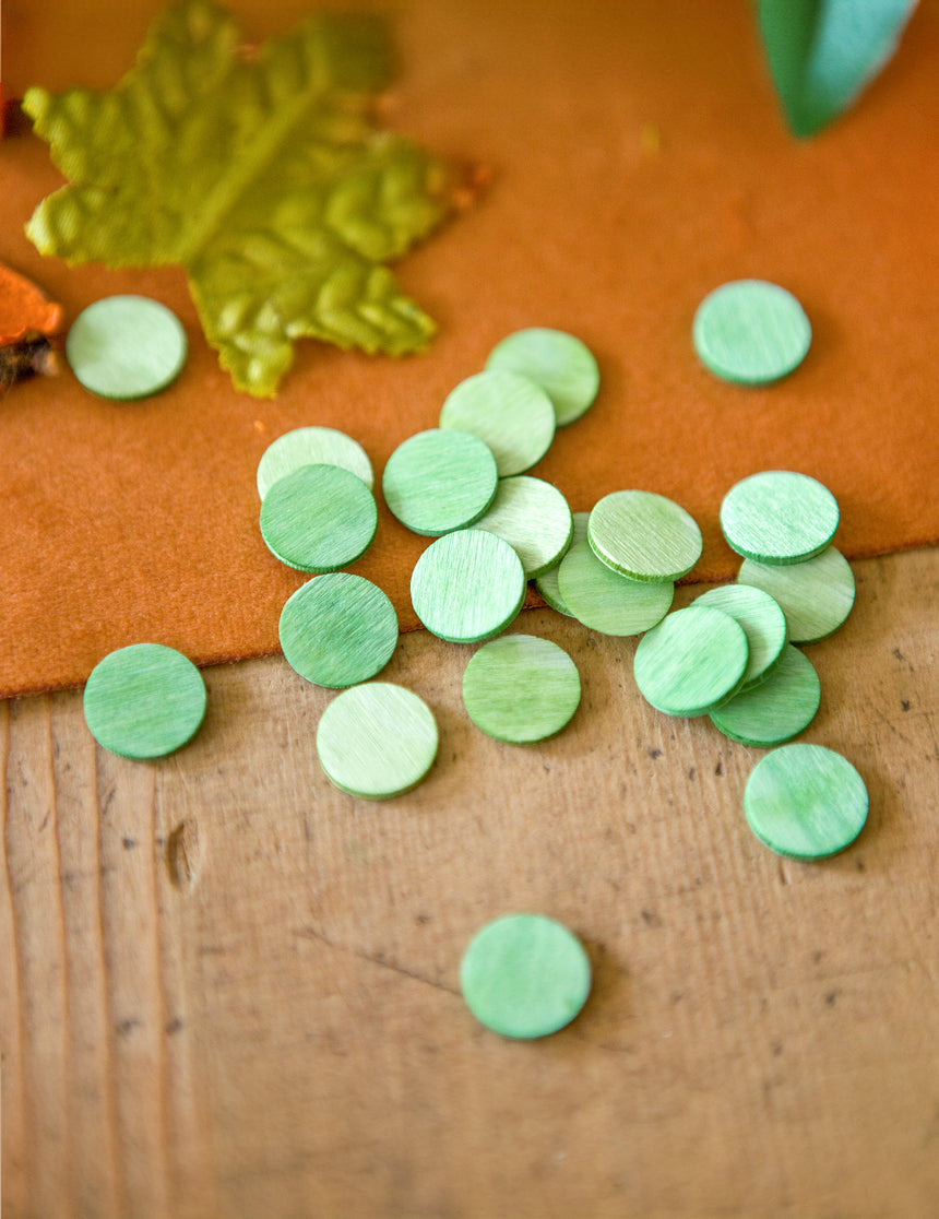24 petits confettis de table ronds verts en bois 1.2 cm
