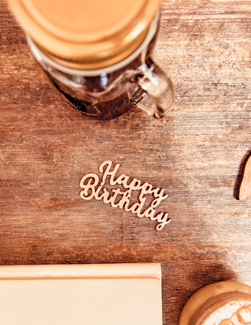 4 confettis en bois happy birthday 6 x 3 cm pour décoration