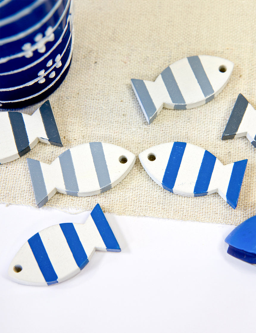6 poissons en bois décoratifs bleus et gris 3 x 2 cm à suspendre