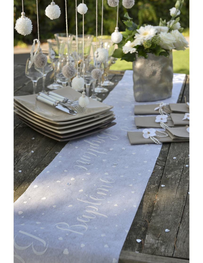 Chemin de table intissé baptême blanc à c?urs gris 30 cm x 5 m