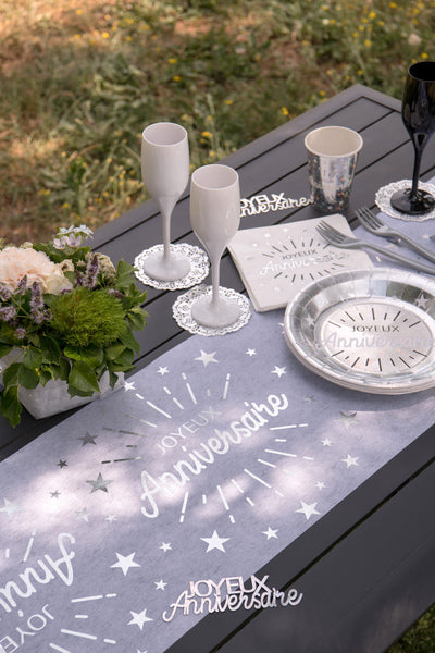 Chemin de table intissé anniversaire blanc et argent étoiles 5m x 30 cm