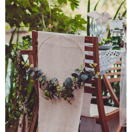 Couronne en métal d'eucalyptus et fleurs blanches cercle or 30 cm