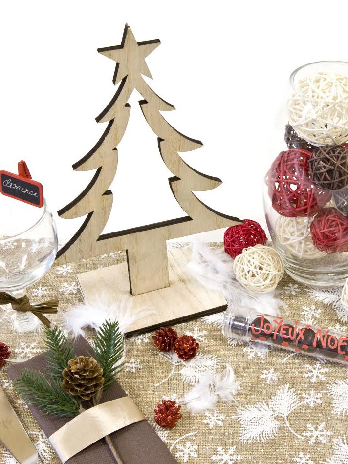 Décoration branche de sapin avec pomme de pin 15 cm