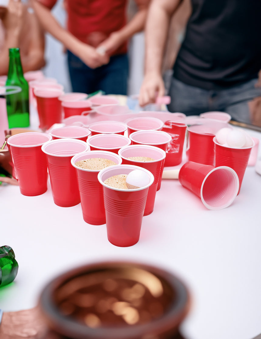 Jeu de beer pong avec gobelets et balles