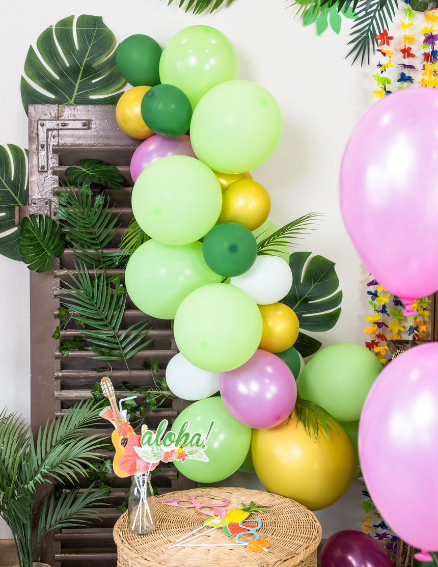Kit arche de 70 ballons tropicale et feuilles jungle