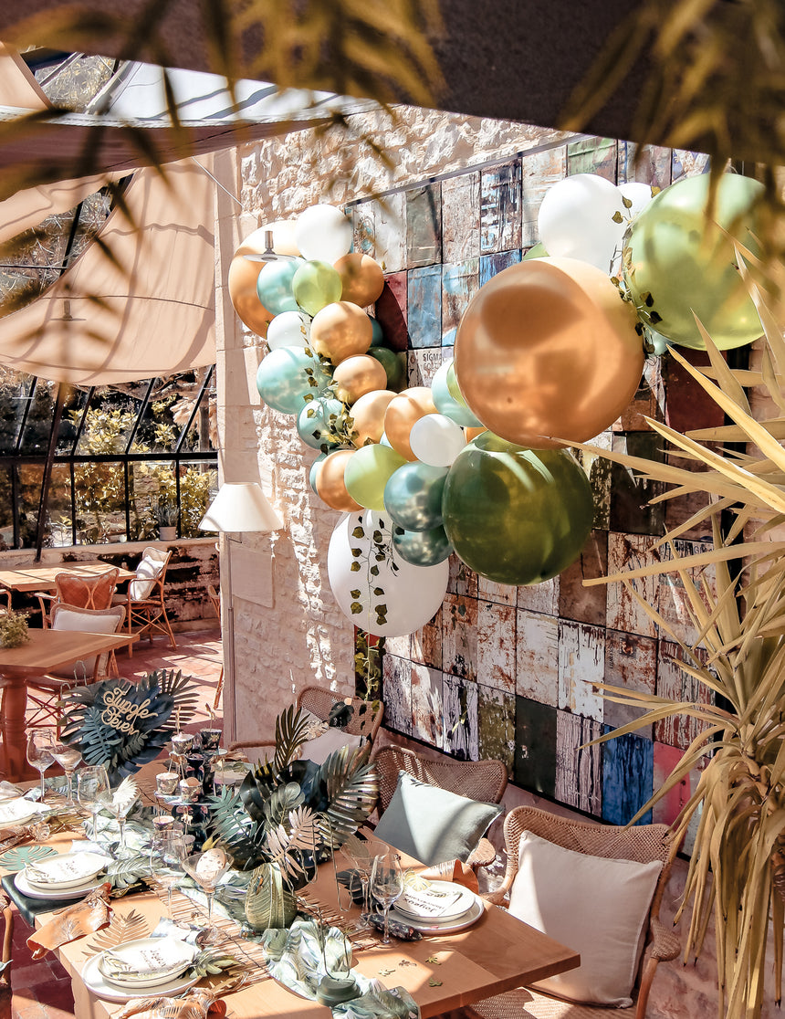 Kit arche de 86 ballons tropicale avec lierre, palmier et monstera pour décoration chic